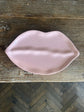 Plate lips pink